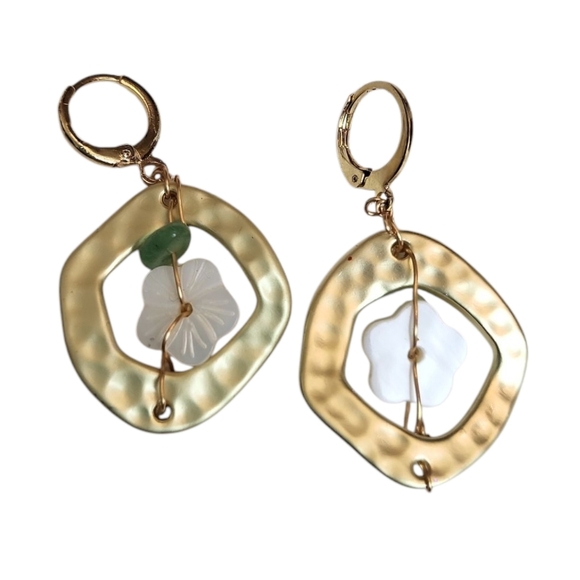 18k Gold Plated Hibiscus Mother Of Pearl Hammered Huggie Earring - Picture 4 of 4